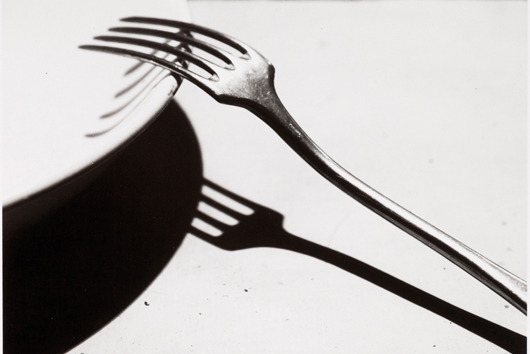 André Kèrtesz (1894-1985), ‘La Fourchette,’ 1928. Stampa alla gelatina sali d’argento, stampata nel 1970  circa. Timbro a secco del fotografo, cm 20,8 x 25,8 (8.2 x 10.2 in.) Stima 1.200-1.600 euro. Courtesy Minerva Auctions.