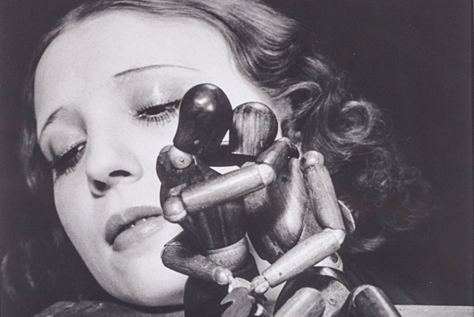 Man Ray (1890-1976), ‘Mélancolie,’ 1926. Stampa alla gelatina sali d’argento, stampata nel 1974. Intitolata, datata e timbro del fotografo sul verso, cm 27,8 x 23,5 (10.9 x 9.3 in.) Stima 5mila-8mila euro. Courtesy Minerva Auctions.