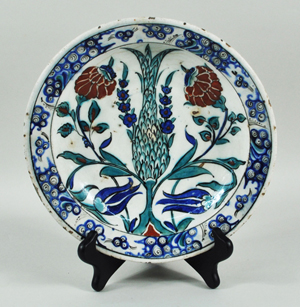 Iznik pottery charger. Woodbury Auction image.