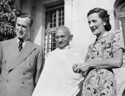 Viceroy of India, Lord and Lady Mountbatten with Mahatma Gandhi in 1947. Imperial War Museum photo, courtesy of Wikimedia Commons.