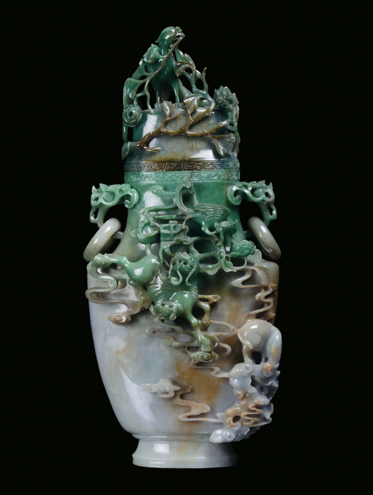 Grande ed importante vaso in giadeite color smeraldo e lavanda scolpito con figure zoomorfe in superficie, Cina, Dinastia Qing, fine XIX secolo, h cm 48,5. Courtesy Cambi, Genova.