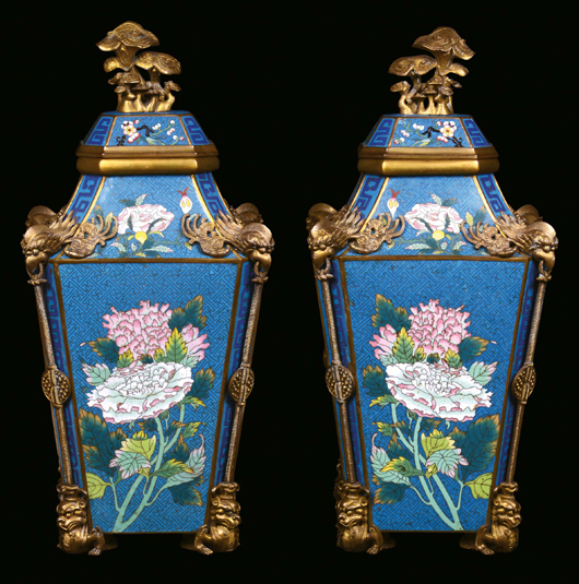 Elegante coppia di vasi cloisonné con ricchi decori in bronzo dorato, Cina, Dinastia Qing, Periodo Jiaqing (1796-1820) a decoro floreale, h cm 43,5. Courtesy Cambi, Genova.