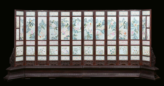 Importante paravento a dodici ante in legno di Homu e sessantaquattro placche in porcellana policroma, Cina, Dinastia Qing, Epoca Jiaqing (1796-1820), cm 385X53X172. Courtesy Cambi, Genova.