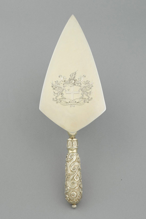 A George IV silver-gilt ceremonial trowel, used by the Lord Mayor of London to lay the first stone on the City side of the new London Bridge in 1828. It is expected to fetch £5,000-7,000 ($7,500-10,500) at the inaugural online sale to be held by TheAuctionRoom.com on June 6. Image courtesy The Auction Room.
