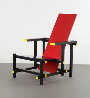 Dieses 1918er Buntholz Red and Blue Chair von Gerard A. van de Groenekan, wird am 18. Juni bei der Quittenbaum Designauktion in München versteigert. Foto mit freundlicher Genehmigung von Quittenbaum Kunstauktionen.