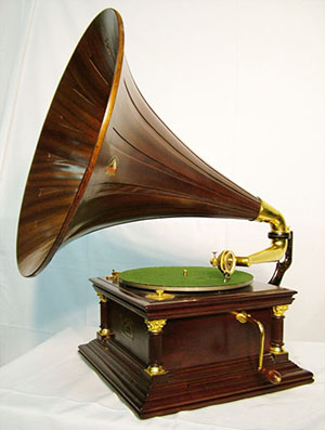 Victor VI disc phonograph. Image courtesy of LiveAuctioneers.com Archive and Bunte Auctions Services Inc.