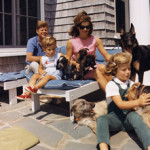 'Hyannisport Weekend.' President Kennedy, John Jr., Mrs. Kennedy and Caroline Kennedy. August 1963. Image by Cecil Stoughton, White House Photographs, courtesy of Wikimedia Commons.