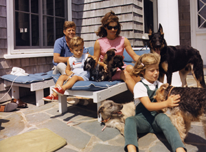 'Hyannisport Weekend.' President Kennedy, John Jr., Mrs. Kennedy and Caroline Kennedy. August 1963. Image by Cecil Stoughton, White House Photographs, courtesy of Wikimedia Commons.