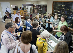 David Quinn, president of Quinn’s Auction Galleries (far right), discusses the Helen and Jack Mang Collection of Japanese Netsuke with 2012 ISA FAE symposium participants. The Netsuke collection was auctioned in a high-profile sale held at Quinn’s on December 7, 2012. Image courtesy of Quinn’s Auction Galleries.