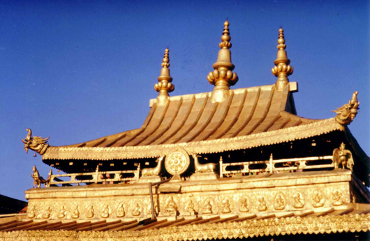 Gilt roof section, Jokhang Temple in Tibet; 1993 photo by John E. Hill, licensed under the Creative Commons Attribution-Share Alike 3.0 Unported license.