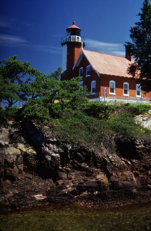 Eagle Harbor Lighthouse at Eagle Harbor, Mich. Image by Keweenaw Tourism Council, courtesy of Wikimedia Commons.