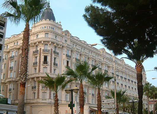 Carlton International Hotel in Cannes, France, site of the diamond robbery. Photo taken June 2006 by Christophe Finot, licensed under the Creative Commons Attribution-Share Alike 2.5 Generic license.