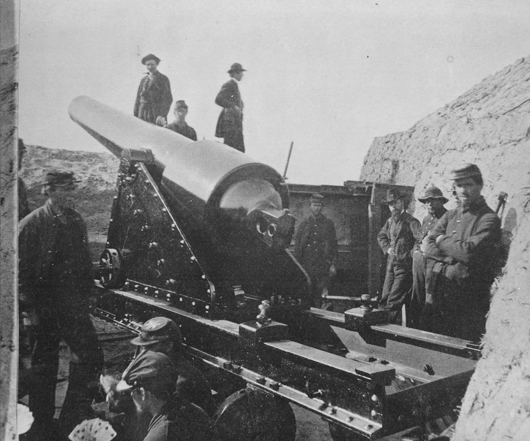 A 200-pound Parrott rifle in Fort Gregg on Morris Island, South Carolina, 1865. Image courtesy of Wikimedia Commons.