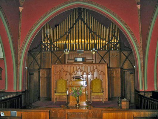 A similar Johnson pipe organ at the Pullman Memorial Universalist Church in Albion, N.Y. Image by Pmucpastor. This file is licensed under the Creative Commons Attribution-Share Alike 3.0 Unported license.