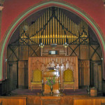 A similar Johnson pipe organ at the Pullman Memorial Universalist Church in Albion, N.Y. Image by Pmucpastor. This file is licensed under the Creative Commons Attribution-Share Alike 3.0 Unported license.