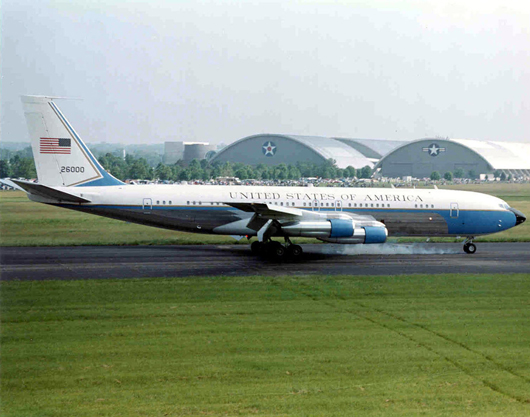 Boeing VC-137C SAM 26000 landing at the National Museum of the U.S. Air Force in 1998. The aircraft was the primary presidential aircraft from J.F. Kennedy to Richard M. Nixon. U.S. Air Force photo, courtesy of Wikimedia Commons.