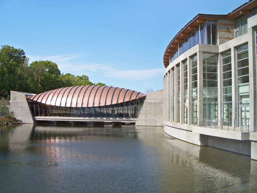 One of the three bridge pavilions at the Crystal Bridges Museum of American Art. Image by Charves. This file is made available under the Creative Commons CC0 Universal Public Domain Dedication.