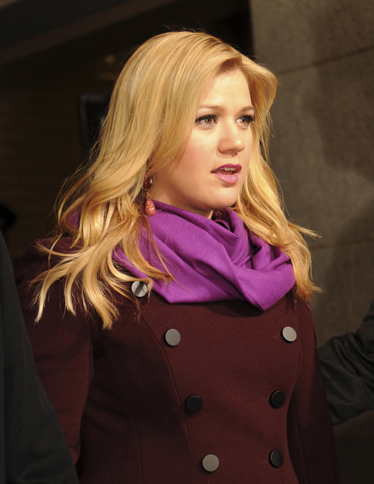American Idol winner Kelly Clarkson at the January 21, 2013 inauguration of President Barack Obama, where she sang 'My Country 'Tis of Thee.' Official US Marine Corps photo by Kathy Reesey.  Read more: https://www.liveauctioneers.com/news/index.php/features/people/10336-uk-halts-export-of-jane-austen-ring-purchased-by-kelly-clarkson#ixzz2bxLRXYNf