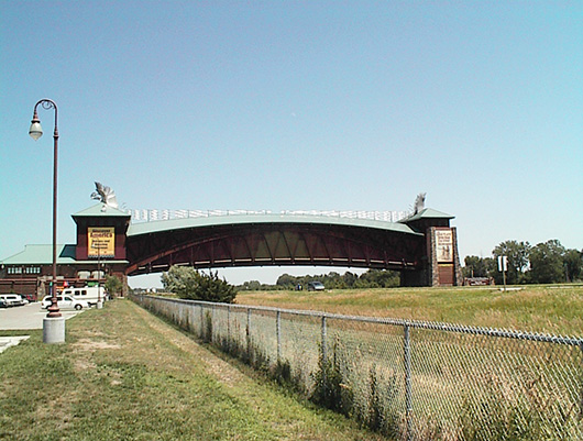 The Great Platte River Road Archway Monument near Kearney, Neb. Image by Mike Marshall, courtesy of Wikimedia Commons.