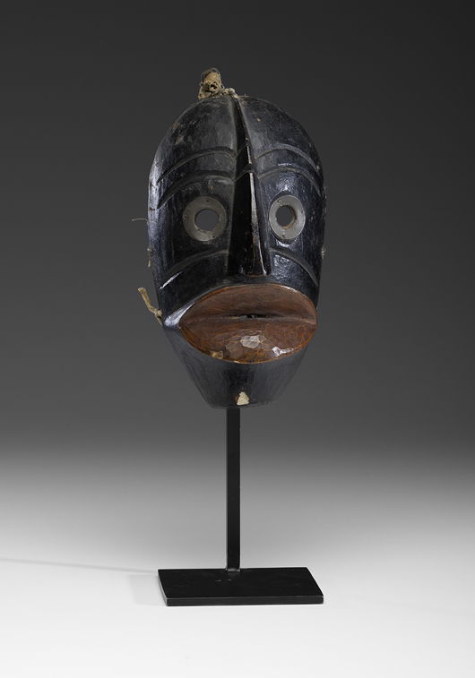 Iroquois false face mask. Price realized: $7,200. Cowan’s Auction Inc. image.