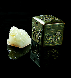Fine imperial white jade beast seal, ‘Yi Qing Wang Bao,’ 17th century (1686-1730). Estimate: $55,000. Golden State Auction Gallery Inc. image.