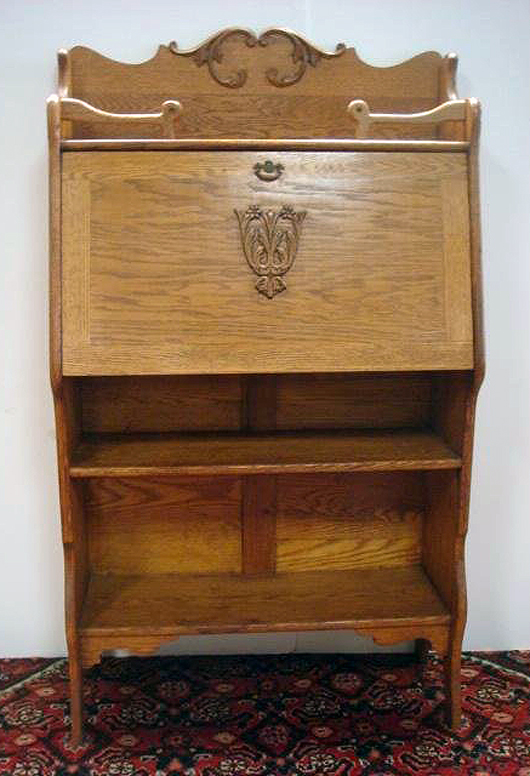 This oak drop-front desk has many of the signs of Larkin manufacture including applied decorative molding and golden oak construction. Since it doesn’t appear in the Larkin catalog and doesn’t have a label it can only be said to be ‘Larkin-style.’ Image courtesy of LiveAuctioneers.com Archive and Phoebus Auction Gallery.