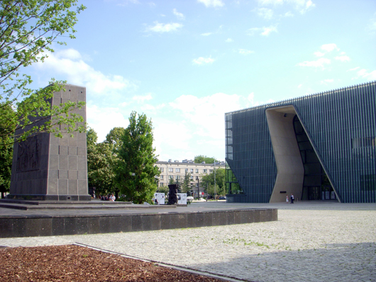 Entrance to the Museum of the History of Polish Jews (right) and the Monument to the Ghetto Heroes (left). Photo by Capalion, licensed under the Creative Commons Attribution-Share Alike 3.0 Unported license.