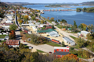 A view of Bellevue, Iowa, on the Mississippi River. Image by Dawikieditor96. This file is licensed under the Creative Commons Attribution-Share Alike 3.0 Unported license.
