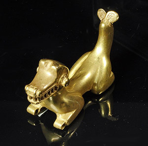 This fine example of Pre-Columbian gold artistry dates to 800-1500 A.D. Of a high-karat yellow gold, the piece is crafted in the form of a fierce, crouching reptile with beady eyes. Image courtesy of LiveAuctioneers and Antiquities Saleroom.