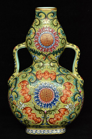 This 8½-inch-tall Chinese moon flask with Qianlong mark was acquired by a LiveAuctioneers bidder for $76,700 in Marchant’s August 31 sale. Image: LiveAuctioneers Archive and Marchant Auction & Estate Sales.