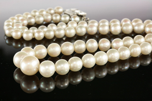 A single-row graduated natural pearl necklace with a French Art Deco diamond-set clasp sold for £89,000 ($146,181) at Sworders Fine Art Auctioneers on Dec. 3. Image courtesy Sworders Fine Art Aucitoneers.
