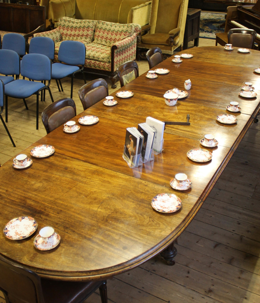 The Victorian extending dining table that made £6,000 ($9,925) at Hartleys in West Yorkshire. Image courtesy of Hartleys.