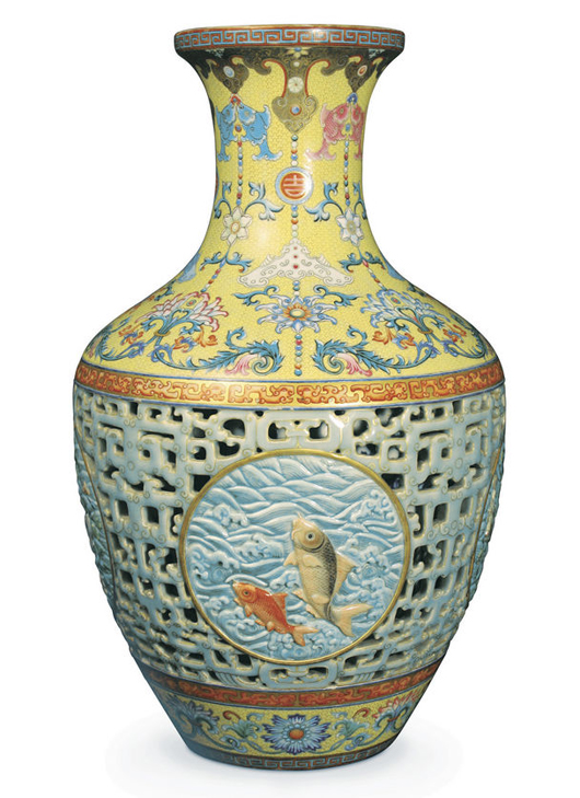 1740 Qing Dynasty reticulated vase. Image courtesy of Bainbridges Auctioneers.