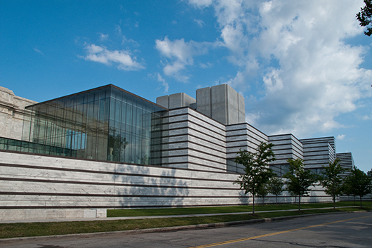 The new East Wing of the Cleveland Museum of Art, viewed from East Boulevard. Courtesy of Rafael Viñoly Architects. Photo credit: Brad Feinknopf, 2009.