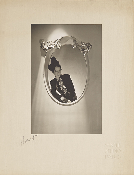 © Courtesy Condé Nast / Horst Immobiliare. Horst P. Horst, Elsa Schiaparelli, Paris 1936, stampa su gelatina d'argento, 8 1/4 x 5 3/8 in, firmata a matita sul monte. Stima: € 10.000-12.000 / £ 9,000-11,000 / $ 14,000-16,000.