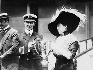 Mrs. J.J. 'Molly' Brown presenting an award to Capt. Arthur Henry Rostron, for his service in the rescue of the Titanic. Image courtesy of Wikimedia Commons.