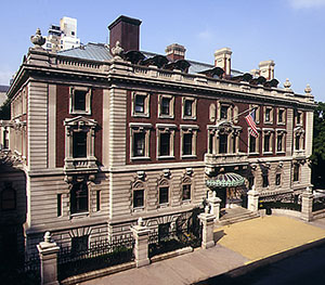 Andrew Carnegie Mansion, home of the Cooper-Hewitt National Design Museum in New York City. Image by Matt Flynn, courtesy of Wikimedia Commons.