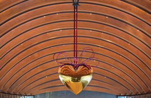Jeff Koons, 'Hanging Heart (Gold/Magenta),' 1994-2006, mirror-polished stainless steel with transparent color coating. © Jeff Koons. Photography by Marc F. Henning, courtesy Crystal Bridges Museum of American Art.