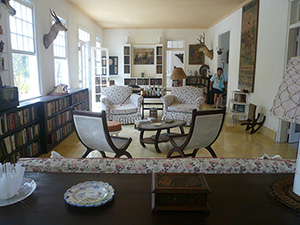 The main living-room of the Finca Vigía, Hemmingway's home near Havana, complete with the library, very nearly as he left it in 1960. Image by InZweiZeiten. This file is licensed under the Creative Commons Attribution 3.0 Unported license.