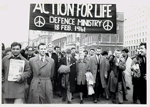 Bertrand Russell (center, dark coat and hat) and his wife, Edith Russell, lead anti-nuclear march in London in 1961. Image by Tony French. This file is licensed under the Creative Commons Attribution-Share Alike 3.0 Unported license.