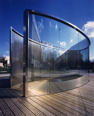 Pavilion by Dan Graham in Berlin. Copyright BILD-BY, courtesy of Wikimedia Commons.