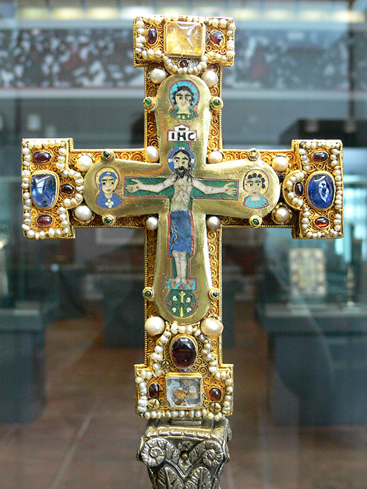 Cross from the Guelph Treasure (Bode Museum, Berlin). Image courtesy of Wikimedia Commons.