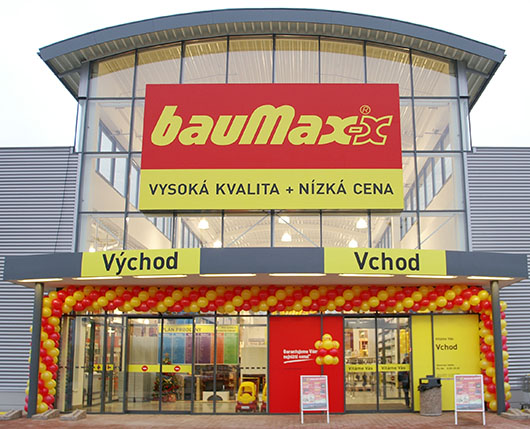 The front entry of a bauMax store in the Czech Republic, decked out with balloons. Image courtesy of bauMax.