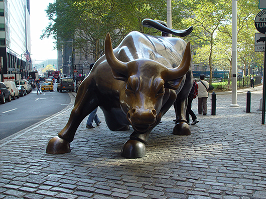 The 'Charging Bull' has been behind a barrier for 2 1/2 years. Image by Andreas Horstmann, courtesy Wikimedia Commons.