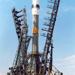 A Soyuz spacecraft and launch vehicle are installed on the launch pad at the Baikonur complex in Kazakhstan. Image courtesy of Wikimedia Commons.