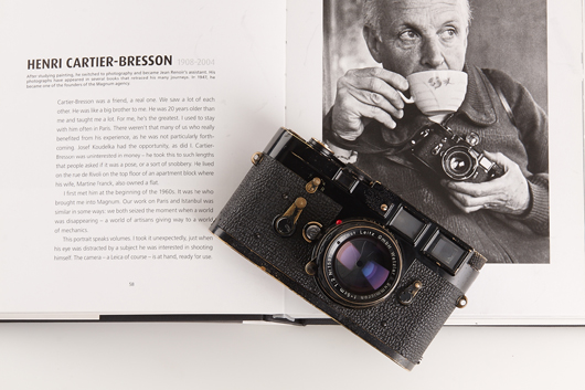 Ara Güler (* 1928), 'Henri Cartier-Bresson with Leica M3,' 1964, gelatin silver print, printed 2013, 55 x 44 cm. Unique print, signed by the photographer in pencil in the margin. Estimate: 10,000 - 12,000 euros. Westlicht image.