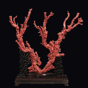 Importante e monumentale corallo rosso scolpito con raffigurazioni di Guanyin, animali e vegetazione, Cina, Dinastia Qing, fine XIX secolo, gr 7570, cm 75x77. Stima: €50.000-70.000. Courtesy Cambi Genova.