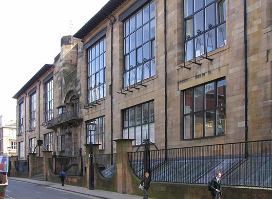 The front (north) facade of Charles Rennie Mackintosh's Glasgow School of Art on Renfrew Street, Garnethill in Glasgow, Scotland. Taken by Finlay McWalter on May 7, 2004. Licensed under the Creative Commons Attribution-Share Alike 3.0 Unported license.