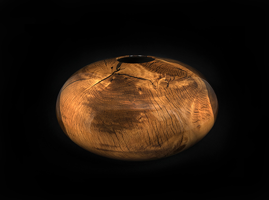 The finished 'Auburn Oak' bowl by Matt Moulthrop. Image courtesy of Jule Collins Smith Museum of Fine Art, Auburn University.