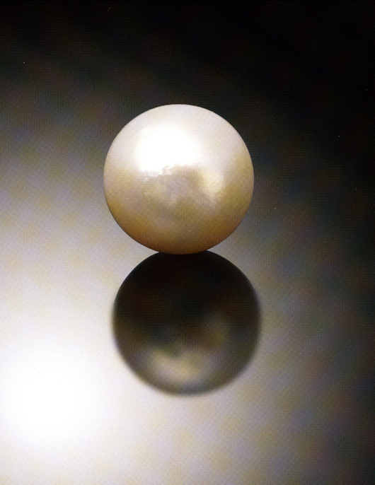 The largest round natural saltwater pearl ever offered at auction sold for £811,000. Woolley & Wallis image